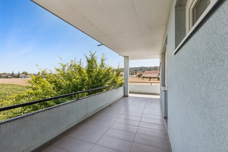 Gedeckter Balkon mit Sicht ins Grüne