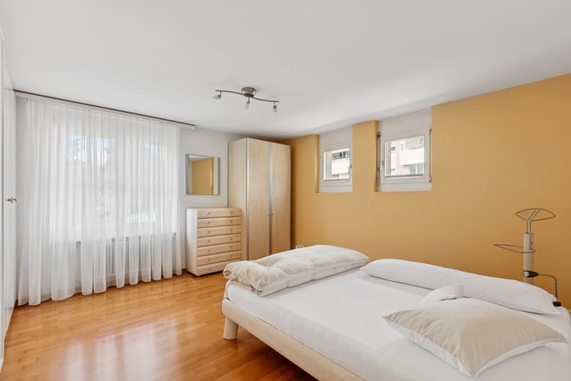 Auf der Wohnebene befinden sich vier Schlafzimmer, während sich ein weiteres Zimmer auf der oberen Etage befindet