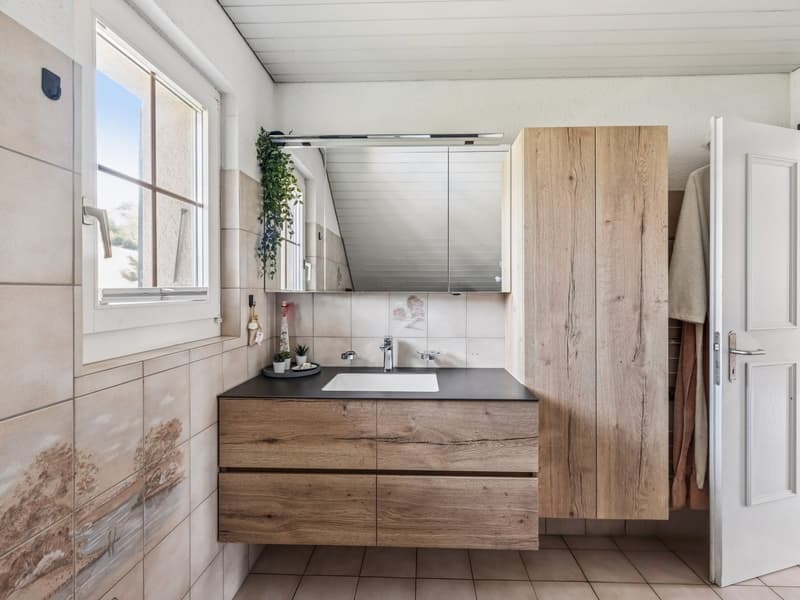 Modernisiertes Badezimmer mit Waschtisch, Dusche und Badewanne