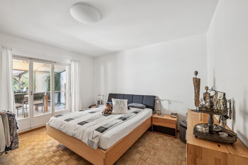 Grosszügiges Schlafzimmer mit attraktivem Parkettboden und direktem Zugang zum Wintergarten - ein heller Rückzugsort mit besonderem Wohnkomfort