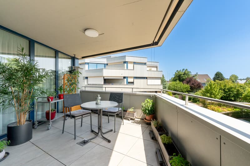 Sonnenverwöhnter Balkon mit Blick ins Grüne