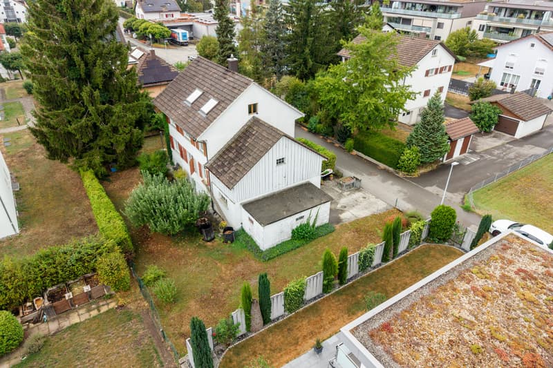 Aussenansicht Ost mit Blick auf Garage und Scheune