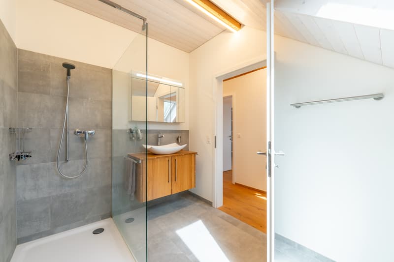 3.5-Zimmerwohnung, Duplex Ost / Dusche, Lavabo und WC