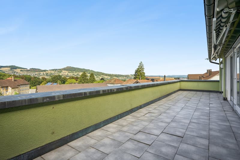 Aussicht von grosser Terrasse mit teilweise Seesicht