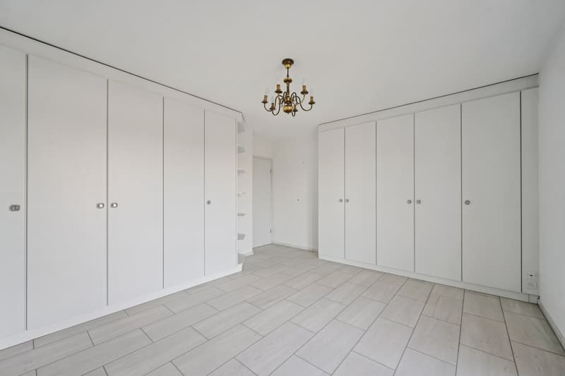 Zimmer mit vielen Einbauschränken