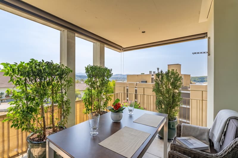 Gedeckter Balkon mit Bergsicht