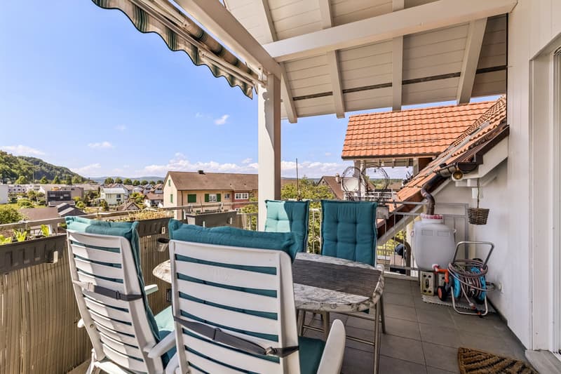 Sonniger Balkon mir herrlicher Aussicht