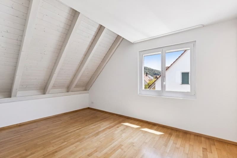 Helles Schlafzimmer mit stilvoller Holzdecke