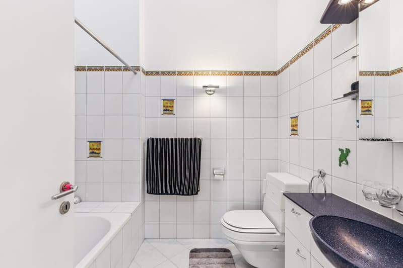 Modernes und helles Badezimmer mit Badewanne