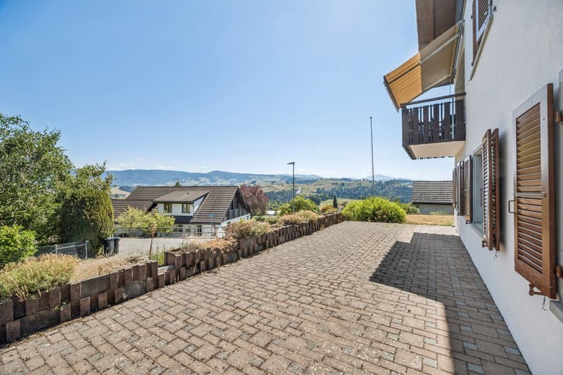Weitläufige Aussenfläche mit beeindruckendem Panoramaausblick