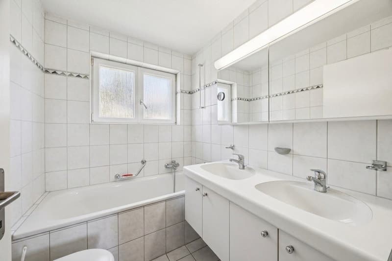 Helles Badezimmer mit Fenster und Doppelwaschtisch