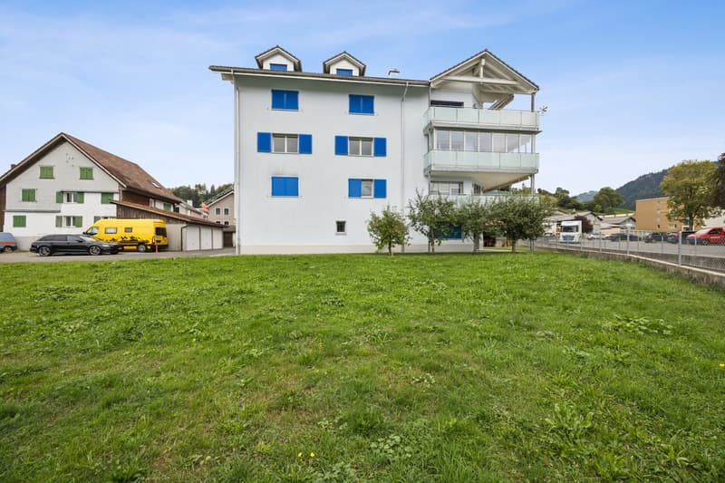 Aussenansicht an die westliche Fassade der Liegenschaft