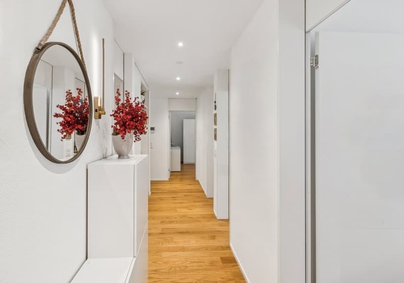 Der einladende Eingangsbereich mit Garderobe sorgt für einen gelungenen ersten Eindruck und bietet einen optimalen Zugang zu den angrenzenden Räumen.