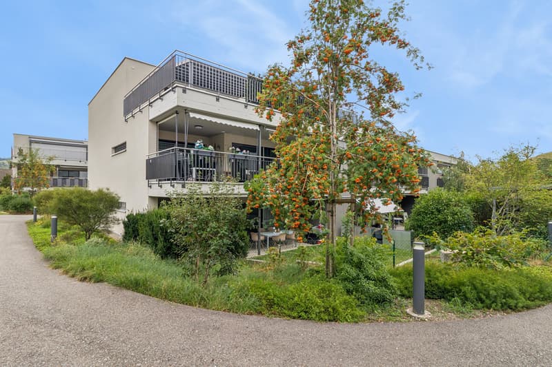 Die Ansicht der Süd-Westseite, geschützt durch eine natürliche Hecke und dennoch mittendrin. Die gepflegte Umgebung bietet Privatsphäre und ein angenehmes Wohngefühl.