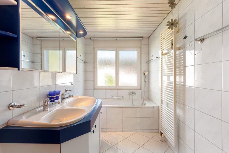 Bad mit Dusche und Badewanne