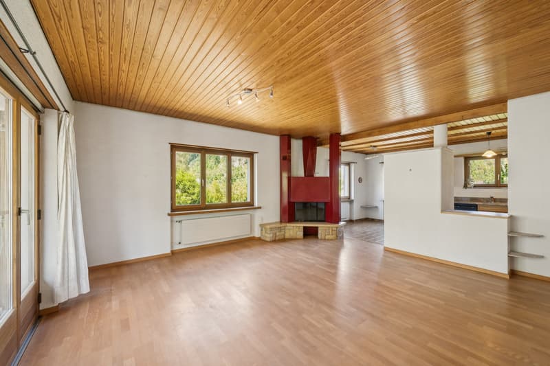 Die offene Raumgestaltung verbindet Wohnzimmer, Essbereich und Küche zu einem einladenden Wohnkonzept mit besonderem Raumgefühl