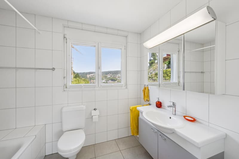 Das helle Badezimmer präsentiert sich gepflegt und bietet idealen Komfort für den Alltag