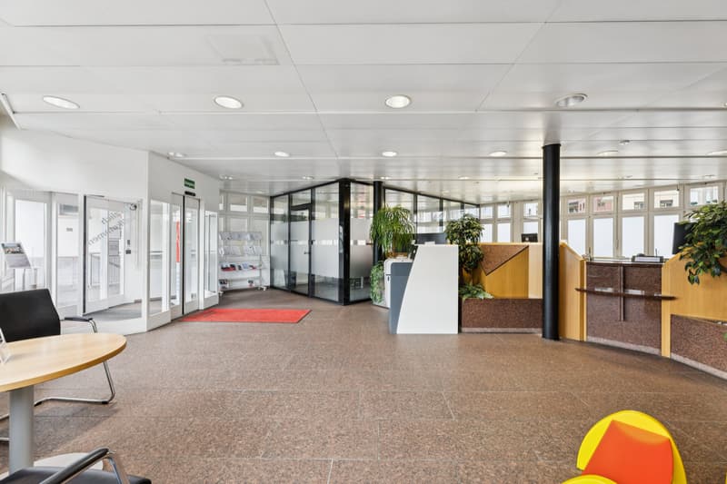 Eingangsbereich der Bank mit Sitzungszimmer