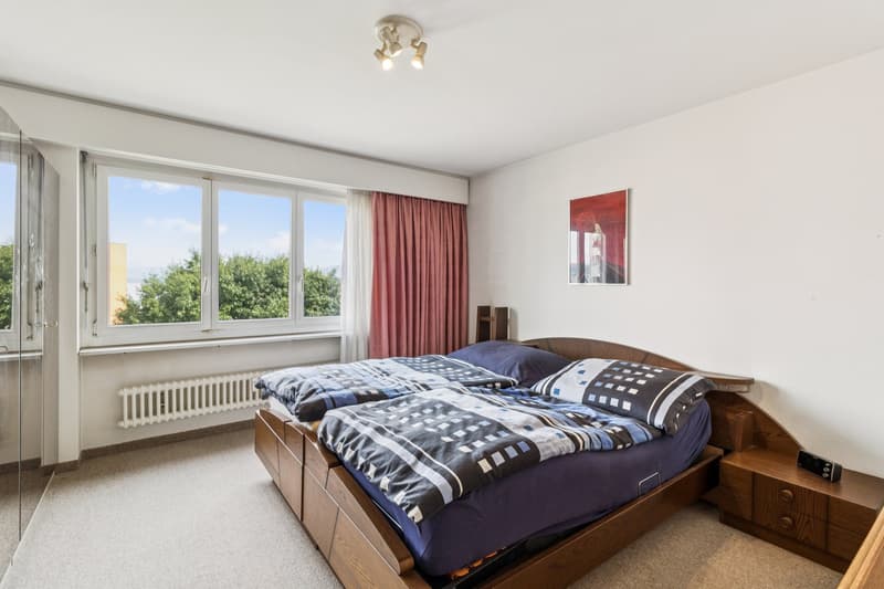 Schlafzimmer mit grossen Fensterfronten