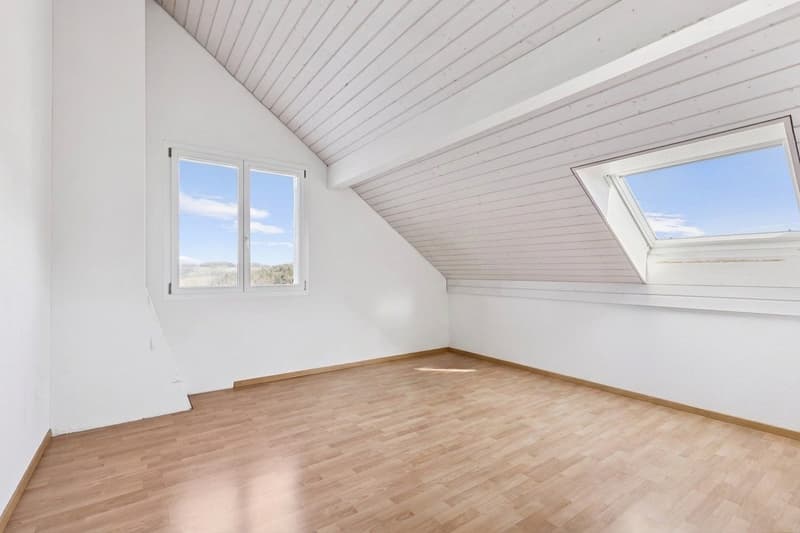 Helles Schlafzimmer mit Dachfenster