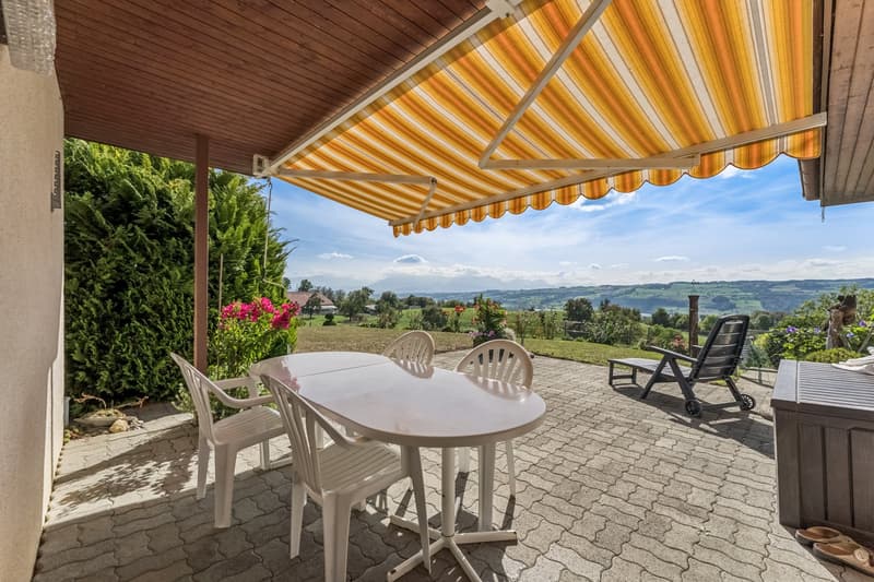 Der rund 23 m² grosse Gartensitzplatz lädt dazu ein, die Sonne zu geniessen, zu entspannen und gemütliche Stunden im Freien zu verbringen
