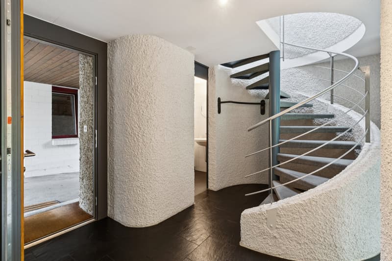 Einladender Eingangsbereich mit praktischem Gäste-WC und architektonischer Raffinesse.