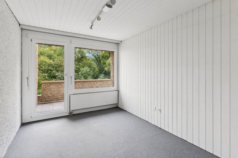 Helles Zimmer mit direktem Zugang zum Balkon.