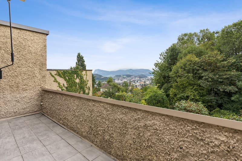 Weitsicht, Ruhe und Natur prägen diesen schönen Ausblick vom Balkon.