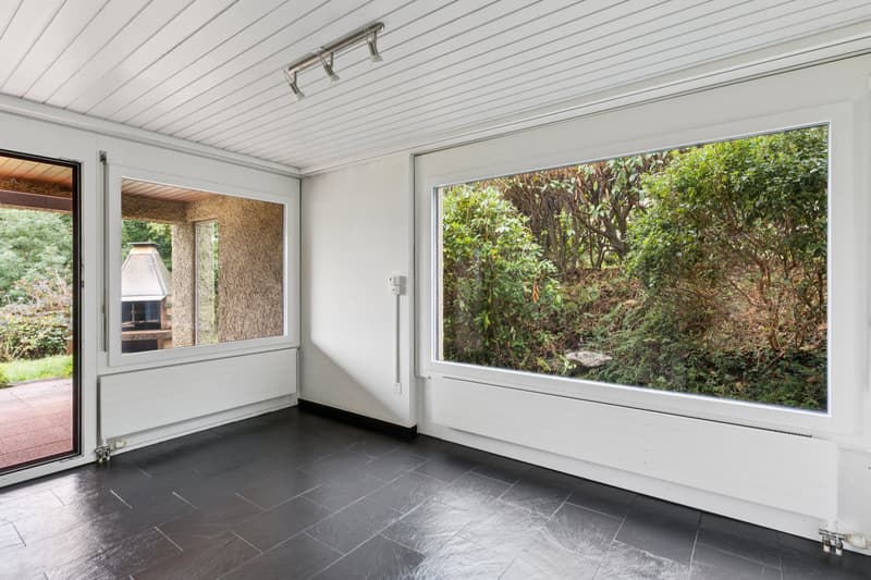 Helles Zimmer mit direktem Zugang zur Veranda und schönem Blick ins Grüne.