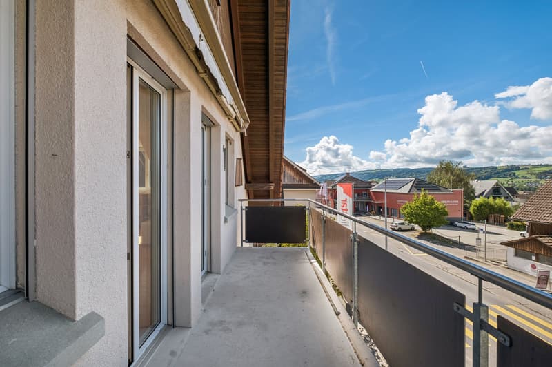 Sonniger Balkon mit direktem Zugang vom Wohnbereich