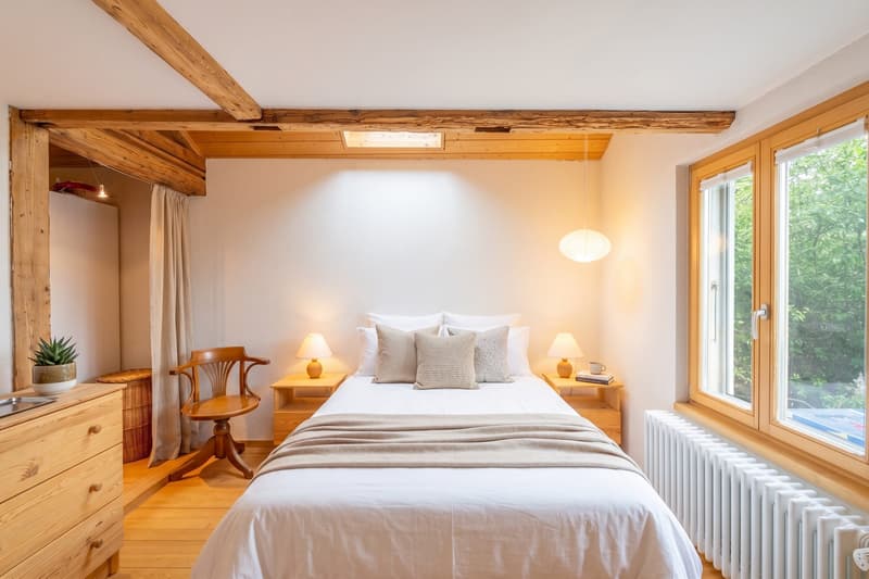 Ruhiges Schlafzimmer mit angenehmem Raumgefühl