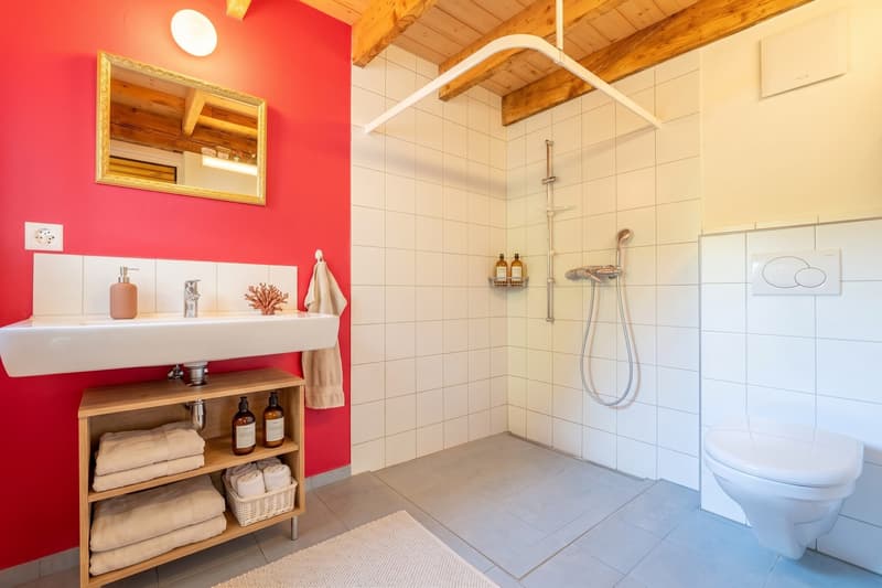 Helles Badezimmer mit komfortabler Dusche