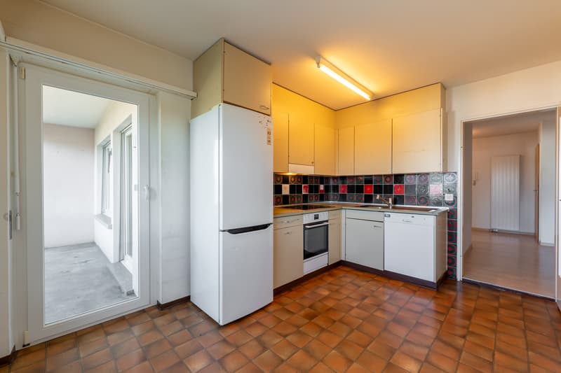 Küche mit Zugang zum Balkon