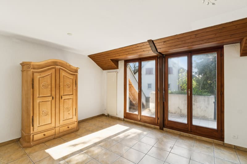 Helles Schlafzimmer mit Zugang zum Balkon