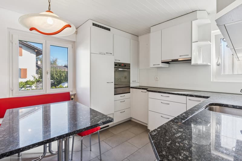 Wohnung EG: Funktionale Küche mit separater Essnische und hochwertiger Granitarbeitsfläche