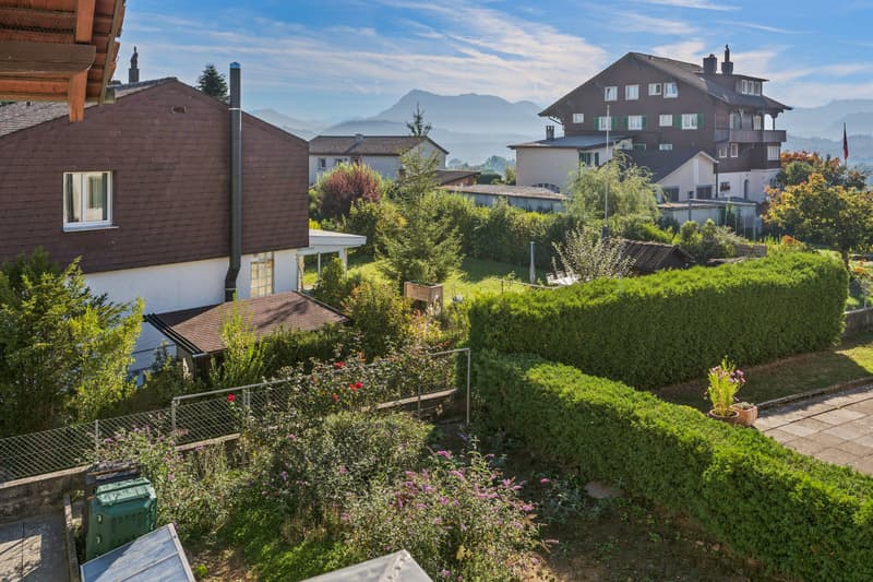 Das beeindruckende Bergpanorama bildet die perfekte Kulisse, um entspannte Stunden an der Sonne zu verbringen und den Alltag hinter sich zu lassen