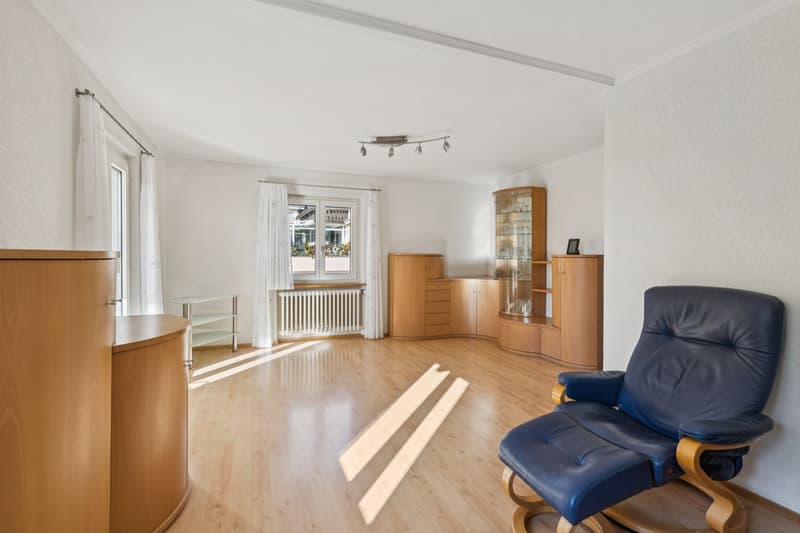 Wohnung EG: Das Herzstück der Wohnung bildet der grosszügige Wohnbereich mit Parkettboden und direktem Zugang zum Sitzplatz, der zum Verweilen und Entspannen einlädt