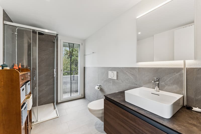 Modernes Badezimmer mit Dusche und kleinem Balkon