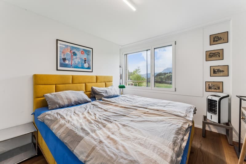 Das 12 m² grosse Schlafzimmer überzeugt mit einer angenehmen Raumgrösse und wird durch das Fenster mit viel natürlichem Tageslicht versorgt