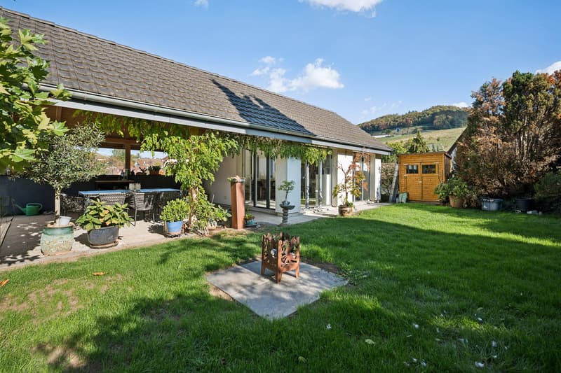 Das separate Gartengebäude fügt sich harmonisch in die Gartenanlage ein und schafft wertvolle Zusatzfläche mit vielseitigen Nutzungsmöglichkeiten.