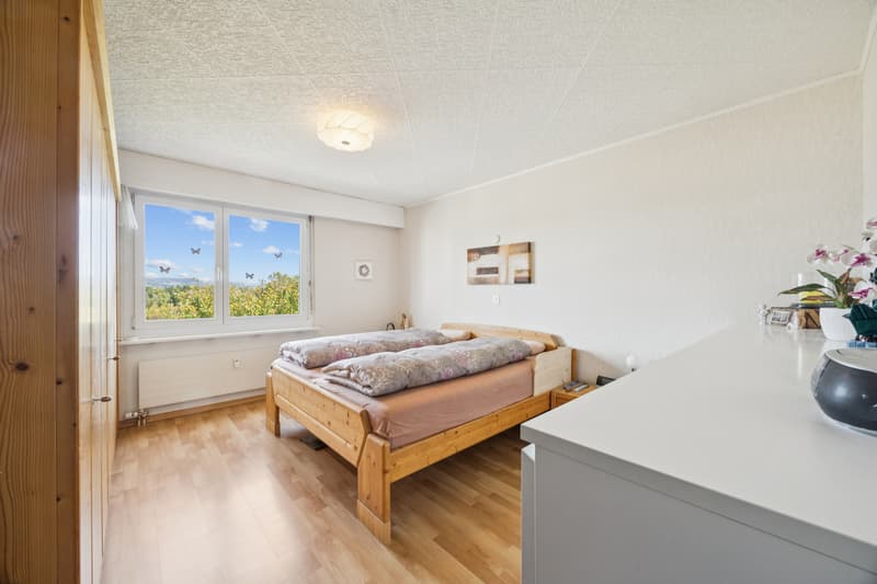 Grosses Zimmer mit natürlichem Licht