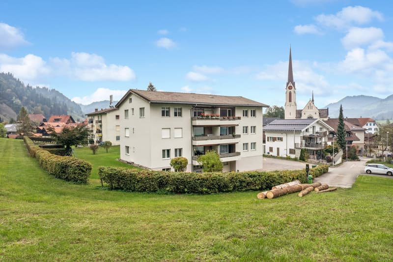 Aussenansicht an die zugangsseitige Südfassade der Liegenschaft