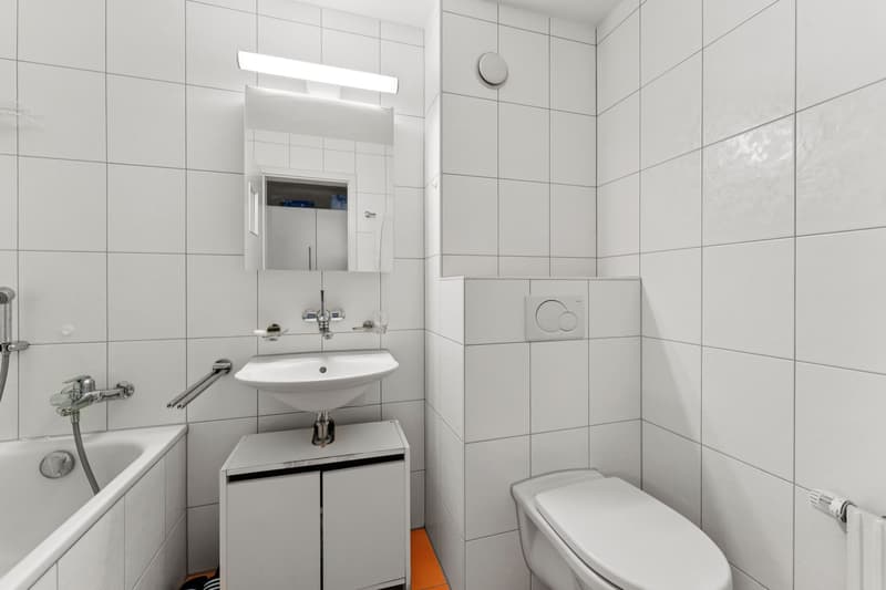 Beide Badezimmer sind bis unter die Decke mit pflegeleichten Platten ausgekleidet