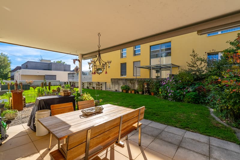 Gemütlicher Gartensitzplatz mit Platz zum Verweilen im Freien
