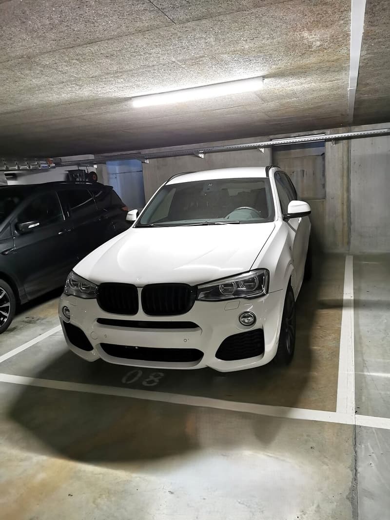 Überbreiter Tiefgaragenparkplatz (2)