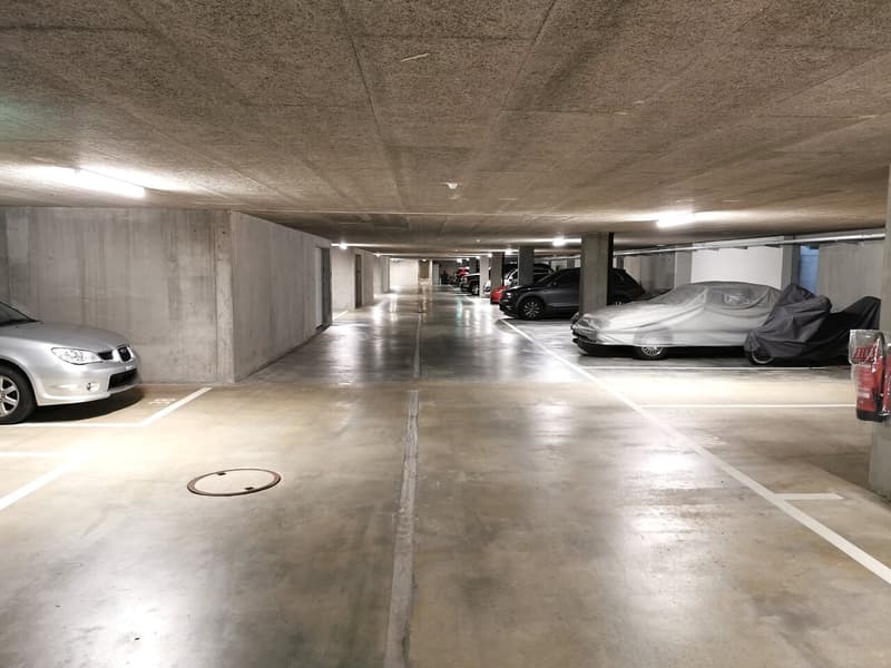 Überbreiter Tiefgaragenparkplatz (1)
