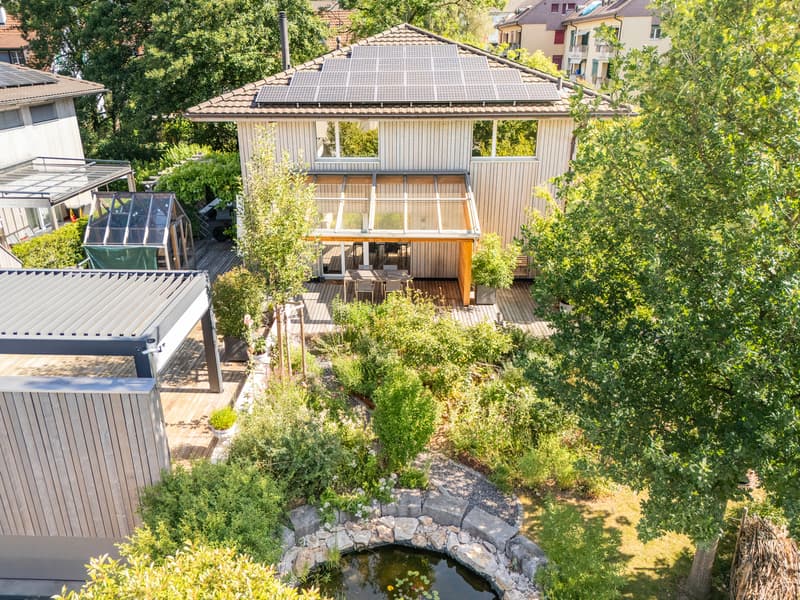 Stilvolles Einfamilienhaus mit Gartenparadies und Nachhaltigkeit (1)