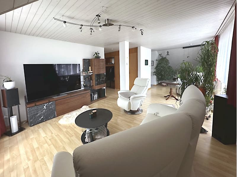 Helle 2.5 Zimmer-Wohnung mit Balkon (2)