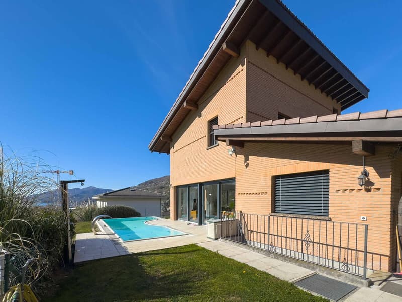Casa unifamiliare con giardino e piscina a Bioggio (1)