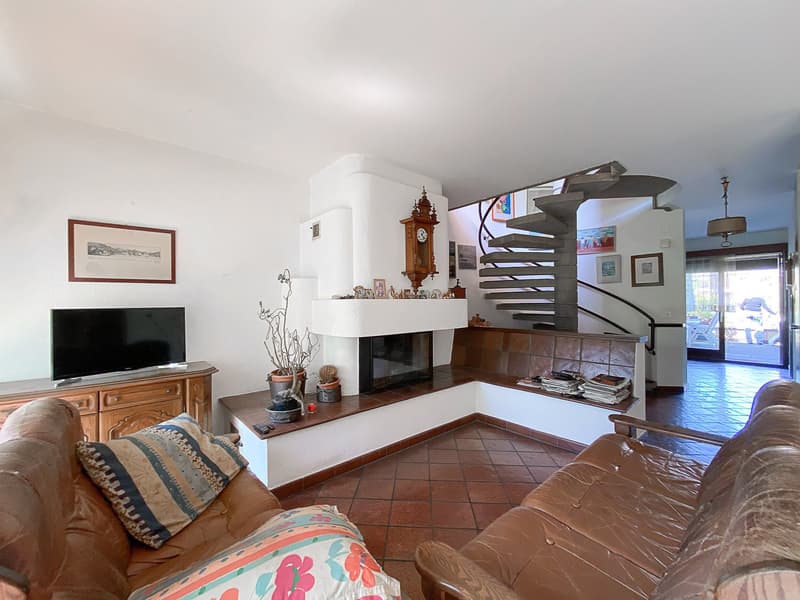 Spaziosa casa gemella con giardino a Melano (1)